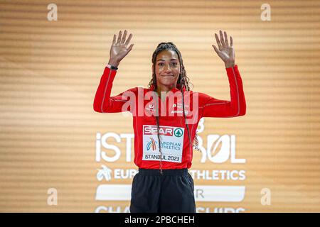 ISTANBUL, TURCHIA - 04 MARZO: Nafissatou Thiam del Belgio festeggia durante la cerimonia di medaglia del Pentathlon femminile durante i Campionati europei di atletica indoor - giorno 2 il 4 marzo 2023 a Istanbul, Turchia. (Foto di Nikola Krstic/MB Media/Getty Images) Foto Stock