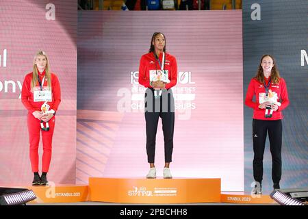 ISTANBUL, TURCHIA - 04 MARZO: Nafissatou Thiam del Belgio, Adrianna Sulek della Polonia, Noor Vidts del Belgio in posa con la medaglia durante la cerimonia di medaglia delle Donne Pentathlon durante i Campionati europei di atletica Indoor - giorno 2 il 4 marzo 2023 a Istanbul, Turchia. (Foto di Nikola Krstic/MB Media/Getty Images) Foto Stock