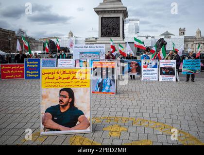 Gli iraniani organizzano un rally di protesta a Trafalgar Square per esprimere la propria solidarietà alle rivolte iraniane contro il regime dei mullah. 11th marzo 23. Foto Stock