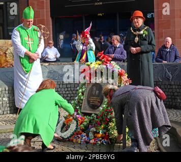Parata del giorno dei St Patricks 2023, dalla Comunità irlandese locale, Bridge Street Warrington, Cheshire, Inghilterra, Regno Unito, WA1 al memoriale dei bombardamenti dell'IRA Foto Stock