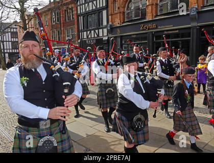 Parata del giorno dei St Patricks 2023 dalla Comunità irlandese locale, Bridge Street Warrington, Cheshire, Inghilterra, Regno Unito, WA1 al memoriale dei bombardamenti dell'IRA Foto Stock