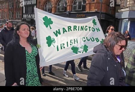 Parata del giorno dei St Patricks 2023 dalla Comunità irlandese locale, Bridge Street Warrington, Cheshire, Inghilterra, Regno Unito, WA1 al memoriale dei bombardamenti dell'IRA Foto Stock