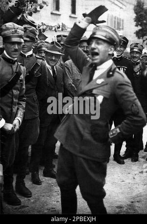 19187 ca, ITALIA: Il poeta, politico e scrittore italiano GABRIELE D'ANNUNZIO (1863-1938). In questa foto durante la guerra mondiale parlo ai troups con lo slogan EIA EIA ALAÀ , dalla parola greca ALAZEIN . Il primo dal lato sinistro è il celebre aviatore Francesco BARACCA ( 1888 - 1918 ). - DANNUNZIO - D' ANNUNZIO - SCRITTORE - LETTERATURA - LETTERATURA - letterato - POETA - POESIA - POESIA - ritratto - ritratto - DAnnunzio - divisa militare - divisa uniforme militare - PRIMA GUERRA Mondiale - GRANDE GUERRA - WWI - GRANDE GUERRA MONDIALE - arrringa - ARDATI -- -- Archivio GBB Foto Stock