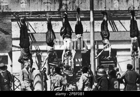 1945 , 28 aprile , Milano , Italia : il fascista Duce BENITO MUSSOLINI con l'amante CLARETTA PETACCI corpo esposto in Piazza Loreto . Altri esposti erano: Attilio TERUZZI , BOMBACCI , ALESSANDRO PAVOLINI e ACHILLE STARACE . - Ritratto - ritratto - POLITICA - POLITICO - ITALIA - POLITICA - ritratto - ITALIA - FASCISMO - FASCISMO - FASCISTA - FASCISTA - LIBERAZIONE - RESTISTENZA - militare - militare - seconda Guerra Mondiale - 2nd - ITALIA - post mortem - cadaveri - cadaveri -- -- Archivio GBB Foto Stock