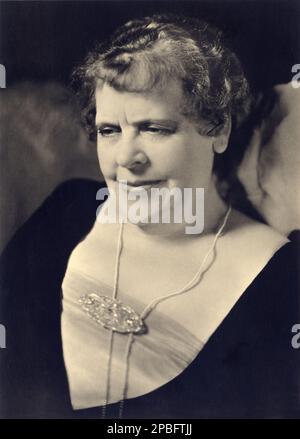 1933 : l'attrice MARIE DRESSLER (1868, Cobourg, Ontario, Canada - 1934, Santa Barbara, California, USA ) in CENA ALLE OTTO ( PRANZO ALLE OTTO ) di George Cukor , Kaufman - MGM - FILM MUTO - CINEMA MUTO - ritratto - RITRATTO - brutta - collana - collana - spilla - spilla - film --- Archivio GBB Foto Stock