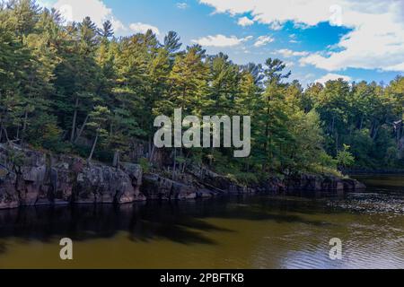 Saint Croix River National Scenic Riverway, vista autunnale dall'Interstate state Park vicino a Taylors Falls Minnesota Foto Stock