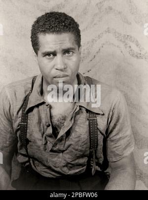 1938 , 23 giugno , New York , USA : l'attore nero americano ROBERT EARL JONES ( 1910 - 2006 ) , in Langston Hughes ' ' non vuoi essere libero ' , ritratto di Carl VAN VECHTEN ( 1880 - 1964 ). Robert Earl Jones fu il padre dell'attore James Earl Jones ( nato nel 1931 . ) Jones, un dropout di grado-scuola, era uno sharecropper e prizefighter di pugilato prima di fare il suo senso, via Chicago, a New York City e una carriera sul palco e nel film. Sotto il nome di 'Battling Bill Stovall', era un partner scintillante di Joe Louis . Complessivamente Jones apparve in più di venti film, tra cui il Cotton Club Foto Stock