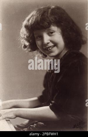 1920 ca : il pianista italiano , compositore e direttore d'orchestra WILLY FERRERO ( 1906 , Portland , Main , USA - 1954 , Ostia , Roma , Italia ) . Foto di BETTINI , Roma . Willy Ferrero è stato direttore d'orchestra per la colonna sonora del compositore Alessandro Cicognini per il film LADRI DI BICICLETTE ( 1948 ) di Vittorio DE SICA . Ferero nel 1912 , 6 anni , fu direttore di musica al Teatro Costanzi (oggi Teatro dell'Opera di Roma ) di Roma . Dopo essere stato invitato dallo Zar , Nicholas II Romanov , a dirigere un'orchestra a Mosca : oltre ad offrirgli un prezioso orologio d'oro con dedizione, Foto Stock