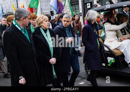 Londra, Regno Unito. 12th Mar, 2023. Sadiq Khan, sindaco di Londra, Heather Humphreys, ministro irlandese della protezione sociale e Martin Fraser, ambasciatore d'Irlanda nel Regno Unito visto nel gruppo principale della parata. La comunità irlandese di Londra ha celebrato il St Patrick's Day Festival con una sfilata nel centro di Londra, con esibizioni di gruppi in marcia, club sportivi e scuole di ballo irlandesi. Ci si aspettava che più di 50.000 persone partecipassero alla festa e ammirassero la danza irlandese, il cibo e la musica. Credit: SOPA Images Limited/Alamy Live News Foto Stock