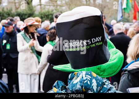 Londra, Regno Unito. 12th Mar, 2023. Un cappello scritto il "giorno di San Partrick, il giorno più cordiale dell'anno", indossato da uno spettatore della parata di San Patrizio. La comunità irlandese di Londra ha celebrato il St Patrick's Day Festival con una sfilata nel centro di Londra, con esibizioni di gruppi in marcia, club sportivi e scuole di ballo irlandesi. Ci si aspettava che più di 50.000 persone partecipassero alla festa e ammirassero la danza irlandese, il cibo e la musica. Credit: SOPA Images Limited/Alamy Live News Foto Stock