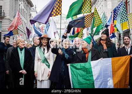 Il gruppo principale della parata, che comprende Sadiq Khan, sindaco di Londra, Martin Fraser, ambasciatore d'Irlanda nel Regno Unito, Heather Humphreys, ministro irlandese della protezione sociale, Dr. Debbie Weekes-Bernard, vicesindaco di Londra per le Comunità e la giustizia sociale e il paradeís Grand Marshal, Catherina Casey. La comunità irlandese ha celebrato il Festival del giorno di San Patrizio con una sfilata nel centro di Londra, con esibizioni di gruppi in marcia, club sportivi e scuole di ballo irlandesi. Londonís Ci si aspettava che più di 50.000 persone partecipassero alla festa e ammirassero la danza irlandese, il cibo e la musica. (Pho Foto Stock