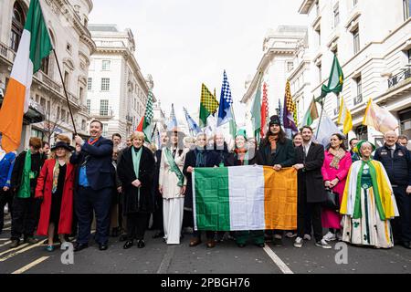 Il gruppo principale della parata, che comprende Sadiq Khan, sindaco di Londra, Martin Fraser, ambasciatore d'Irlanda nel Regno Unito, Heather Humphreys, ministro irlandese della protezione sociale, Dr. Debbie Weekes-Bernard, vicesindaco di Londra per le Comunità e la giustizia sociale e il paradeís Grand Marshal, Catherina Casey. La comunità irlandese ha celebrato il Festival del giorno di San Patrizio con una sfilata nel centro di Londra, con esibizioni di gruppi in marcia, club sportivi e scuole di ballo irlandesi. Londonís Ci si aspettava che più di 50.000 persone partecipassero alla festa e ammirassero la danza irlandese, il cibo e la musica. (Pho Foto Stock