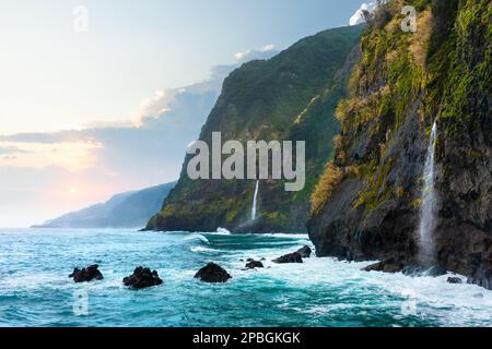 Splendida vista sulla cascata Cascata do Veu da Noiva o sul velo nuziale vicino a Porto Moniz e Seixal. Isola di Madeira, Portogallo Foto Stock