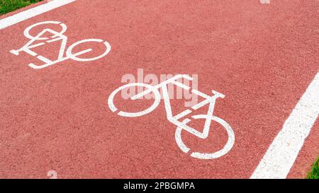 Strada ciclabile. Pista ciclabile. Pista ciclabile. Strada per biciclette. Concetto di città a zero emissioni di carbonio. Trasporto a emissioni zero Foto Stock