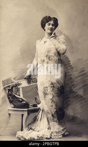 1905 ca , ITALIA : l'attrice italiana Lidia GAUTHIER nel ruolo di LA DAME AUX CAMELIAS (la signora dalle camelie) di Alexandre Dumas . Photo by Artico Varischi , Milano - LYDIA - TEATRO - TEATRO - TEATRO - TEATRO - attrice teatrale - chignon - RITRATTO - ritratto - collana - collana - pizzo - pizzo - rouches - DIVA - DIVINA - BELLE EPOQUE --- Archivio GBB Foto Stock