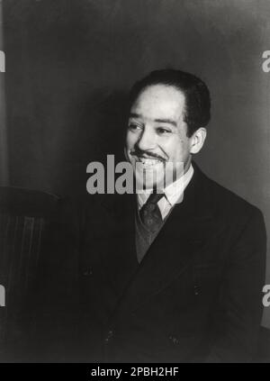 1942 , New York , USA ; il poeta nero americano LANGSTON HUGHES (Joplin, Missouri 1902 – 196) . Foto di Jack Delano . POETA - POESIA - POESIA - LETTERATURA - LETTERATURA - letterato - GAY - omosessuale - omosessualità - omosessualità - LGBT - GLTB - Omosessuale - ritratto - ritratto - maledetto - maudit - boemia - sorriso - sorriso - baffi - HARLEM RENAISSANCE - poesia americana moderna ---- Archivio GBB Foto Stock