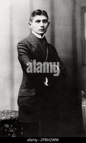 Lo scrittore boemo Franz KAFKA ( 1883 - 1924 ) - SCRITTORE - LETTERATO - LETTERATURA - LETTERATURA - cravatta - cravatta - colletto - orecchiette a sventola - orecchio - orecchi - ritratto - ritrato ---- Archivio GBB Foto Stock