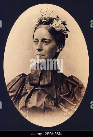 MARY Henrietta KINGSLEY ( 1862 – 1900 ) è stata una scrittrice e esploratrice inglese che ha influenzato notevolmente le idee europee sull'Africa e sul popolo africano . Figlia del viaggiatore e scrittore inglese George Kingsley e Mary Bailey, e la nipote del celebre romanziere Charles Kingsley. Suo padre era medico e lavorava per George Herbert, 13th conte di Pembroke. Sua madre era una invalida e Maria era attesa di rimanere a casa e di guarirla. Mary aveva poca scuola formale, ma aveva accesso alla grande biblioteca del padre e amava ascoltare le storie del padre sui paesi stranieri. - LASCIAMO Foto Stock