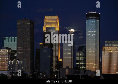 Luna piena Rising su Minneapolis Minnesota Foto Stock