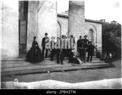 1861 , Arlington , Virginia , USA : il generale Samuel P. Heintzelman e il personale con le loro famiglie nella casa di Robert E. Lee, Arlington House, Virginia . Il generale ROBERT E. LEE ( 1807 - 1870 ) dell'Esercito confederato , ritratto fotografico di Mathew Brady . Lee era un ufficiale dell'esercito degli Stati Uniti, un ingegnere e uno dei generali più celebrati nella storia americana. - SECESSION WAR CIVIL - GUERRA civile DI SECESSIONE AMERICANA - - USA - divisa militare - divisa uniforme militare - SUDISTA CONFEDERATO - CONFEDERATO --- Archivio GBB Foto Stock