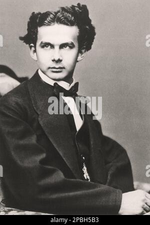 1864 ca , Baviera , Germania : ritratto di younk King von Bayer LUDWIG II ( Luigi ) di Wittelsbach , re di Baviera , conosciuto come ' Mad King Ludwig ' ( 25 agosto 1845 - 13 giugno 1886 ). Re di Baviera dal 1864 fino alla sua morte. Ludovico salì al trono bavarese all'età di 18 anni, dopo la morte del padre. La sua giovinezza e il suo bel look lo rendeva molto popolare in Baviera e all'estero. Uno dei suoi primi atti fu il patrocinio ufficiale del suo idolo, il compositore d'opera tedesco Richard Wagner - RE - REALI - ROYALTY - nobili - Nobiltà - BAVIERA - musica - classica - musica classica - ritratto - r Foto Stock