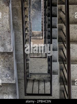Bangkok, Thailandia - 27 Feb 2023 - Vista dall'alto di scale a spirale in cemento modello di forma quadrata sono nella vecchia architettura dell'edificio, guardando Foto Stock