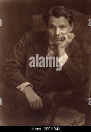 1920 ca, Berlino , Germania : l'attore teatrale tedesco-albanese ALEXANDER MOISSI ( 1879 - 1935 ). Foto di Beecker e Maass , Berlino . - Alessandro Moisi - Aleksander Moisiu - TEATRO - TEATRO - TEATRO - Teatro - Avanguardi - Avantgarde - attore teatrale - cravatta - colletto - anello - anello - gemelli ai polsini ---- Archivio GBB Foto Stock