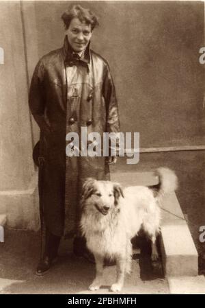 1920 ca, Berlino , Germania : l'attore teatrale tedesco-albanese ALEXANDER MOISSI ( 1879 - 1935 ). Foto di Hans Bohm , Berlino. - Alessandro Moisi - Aleksander Moisiu - TEATRO - TEATRO - TEATRO - Avanguardi - Avantgarde - atto teatrale - canna - volpino - cane - cappotto di pelle - cappotto di pelle --- Archivio GBB Foto Stock