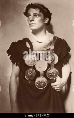 1920 ca, Berlino, Germania : l'attore teatrale tedesco-albanese ALEXANDER MOISSI ( 1879 - 1935 ) come MARC ANTONY di William Shakespeare . Foto di Zander e Labisch, Berlino . - Alessandro Moisi - Aleksander Moisiu - TEATRO - TEATRO - TEATRO - attore teatrale - costume - Marc Antonio - Marcantonio - armatura - armure ---- Archivio GBB Foto Stock