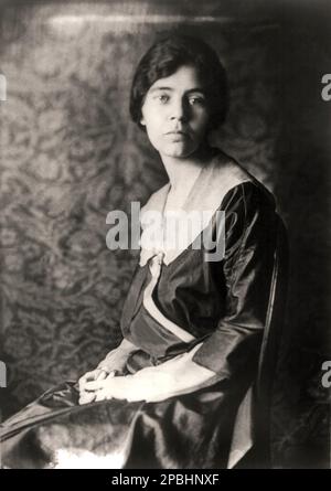 1918 , Washington , USA : il suffragista ALICE Stokes PAUL ( 1885 – 1977 ) è stato un . Insieme a Lucy Burns (un amico vicino) e ad altri, ha condotto una campagna di successo per il suffragio femminile che ha portato al passaggio del diciannovesimo Emendamento negli Stati Uniti Costituzione nel 1920. - SUFFRAGETTA - SUFRAGETTA - SUFRAGISTA - POLITICO - POLITICO - POLITICA - POLITICA - POLITICA - FEMMINISMO - FEMMINISTA - FEMMINISTE - SUFFRAGETTE - USA - RITRATO - RITRATTO - FEMMINISM - FEMMINIST - SUFFRAGIO UNIVERSALE - VOTO ECO ALLE DONNE - ANNI 10 - ANNI 10 - ANNI 10 10 - '10 Foto Stock