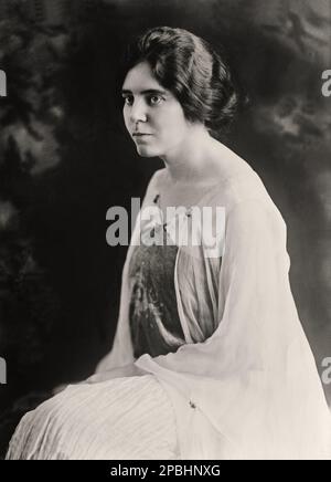 1925 , Washington , USA : il suffragista ALICE Stokes PAUL ( 1885 – 1977 ) è stato un . Insieme a Lucy Burns (un amico vicino) e ad altri, ha condotto una campagna di successo per il suffragio femminile che ha portato al passaggio del diciannovesimo Emendamento negli Stati Uniti Costituzione nel 1920. - SUFFRAGETTA - SUFRAGOTTA - SUFRAGIST - POLITICO - POLITICO - POLITICA - POLITICA - POLITICA - FEMMINISMO - FEMMINISTA - FEMMINISTE - SUFFRAGETTE - USA - RITRATTO - RITRATTO - FEMMINISM - FEMMINIST - SUFFRAGIO UNIVERSALE - VOTO POLITICO DONNE- ARCHIVIO BB Foto Stock