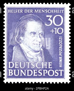 1951 , Germania : Johann Heinrich PESTALOZZI (1746 – 1827) è stato un pedagogo e riformatore svizzero. Legname per posta di Germania occidentale, 1951 - foto storiche - foto storica - FOTO STORICA - ritratto - RITRATTO - PEDAGOGIA - PEDAGOGO - educatore - EDUCAZIONE - colletto - cravatta fiocco - arco - scuola - scuola - incisione - incisione - francobollo - valore postale ---- Archivio GBB Foto Stock