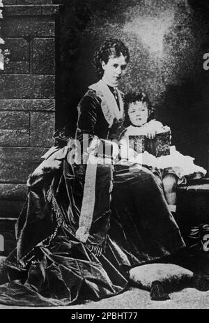 1871 ca : lo zar russo Nicola II di Russia ( 18 maggio 1868 – J uly 17, 1918) ( Nikolay II ) fu l'ultimo imperatore di Russia, re di Polonia e Granduca di Finlandia . In questa foto quando era un bambino piccolo con la madre Maria Feodorovna ( principessa Dagmar di Danimarca , 1847 - 1928 ). Nicola II era figlio dello zar russo Alessandro III di Russia ( 1845 - 1894 ) - Maria Fjodorovna - foto storiche - ritratto - ritratto - Nobiltà - nobiltà - nobili - ZAR - nobile - BELLE EPOQUE - RUSSIA - ZAR - zar - RUSSIA - ROMANOFF - ROMANOV - bambino - bambini - bambini - persona Foto Stock