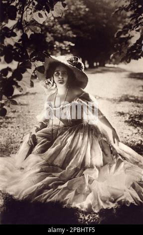 1920 c, GERMANIA : la ballerina italiana TEDESCA RITA SACCHETTO ( Margaritha Sacchetto, 1880 - 1959 ) in un tableau-vivent come l'imperatrice francese EUGENIE BONAPARTE , foto di F. Grainer , Munchen . Amico , nel 1902 , della ballerina moderna ISADORA DUNCAN ( 1878 - 1927 ) . Celebrato per i viveri dei tableaux ispirati ai pittori Thomas Gainsborough e Joshua Reynolds . Vicino amico dei pittori della Secessione Gustav Klimt , Koloman Moser e Joseph Hoffmann . Dal 1908 solista ballerina al New Yorker Metropolitan Opera . Dal 1910 in Russia . Attrice cinematografica in qualche film muto in Francia , Danimarca a Foto Stock