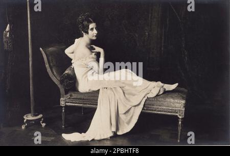 1917 c, GERMANIA : la ballerina italiana TEDESCA RITA SACCHETTO ( Margaritha Sacchetto, 1880 - 1959 ) in un tableau-vivent come la francese Madame RECAMIER dipinta da DAVID , foto di F. Grainer , Munchen . Amico , nel 1902 , della ballerina moderna ISADORA DUNCAN ( 1878 - 1927 ) . Celebrato per i viveri dei tableaux ispirati ai pittori Thomas Gainsborough e Joshua Reynolds . Vicino amico dei pittori della Secessione Gustav Klimt , Koloman Moser e Joseph Hoffmann . Dal 1908 solista ballerina al New Yorker Metropolitan Opera . Dal 1910 in Russia . Attrice cinematografica in un film muto in Francia , De Foto Stock