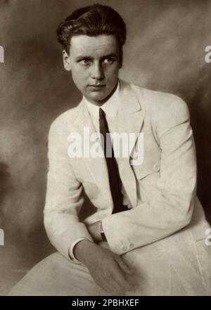 1920 ca , GERMANIA : WALTER SLEZAK (1902-1983), attore cinematografico silenzioso austriaco. Foto di pubblico di UFA Studios , Berlino. Si suicidò sparandosi nel cortile della sua casa a Flower Hill, New York, apparentemente in disperazione per diverse malattie di cui si stava occupando fino ad allora. Era figlio di Leo Slezak , tenore lirico di fama mondiale ( 1873 - 1946 ), più tardi comico in film austriaci , il più famoso Lohengrin di Richard Wagner . - cravatta - cravatta - ritratto - ritratto - colletto - colletto - FILM MUTO ---- Archivio GBB Foto Stock