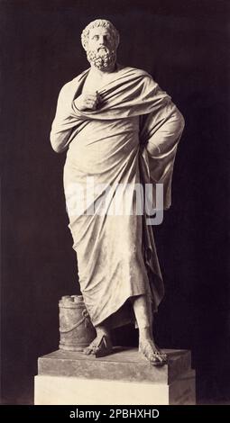 SOPHOCLES (ca. 496 a.C. - 406 a.C. ) , statua raffigurante un ritratto ai Musei Capitolini , Roma . Sophocles fu il secondo dei tre antichi tragediani greci la cui opera è sopravvissuta fino ad oggi. Le sue prime opere furono scritte più tardi di quelle di Eschilo, e prima di quelle di Euripidi. Secondo la Suda, un'enciclopedia del 10th° secolo, Sophocles scrisse 120 o più opere nel corso della sua vita,[1] ma solo sette sono sopravvissute in forma completa, cioè Ajax, Antigone, donne trachiniane, Oedipus il Re, Electra, Philoctetes e Oedipus a Colonus. Per quasi 50 anni, Sophocles è stato Foto Stock