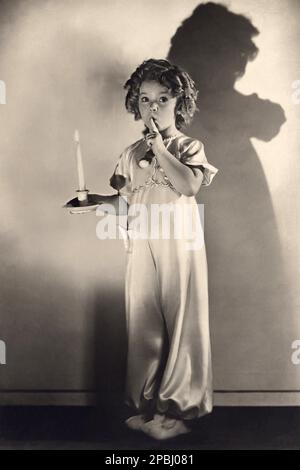 1936 : l'attrice bambino SHIRLEY TEMPLE ( Santa Monica , CA 1928 ), Pubblicity still - FILM - CINEMA - ritratto - boccoli - riccioli - bambino prodigio - celebrità attori attrice attore - bambina - bambini - candela - silenzio - silenzio - pigiama da notte - pajama - buonanotte - buonnotte ---- Archivio GBB Foto Stock