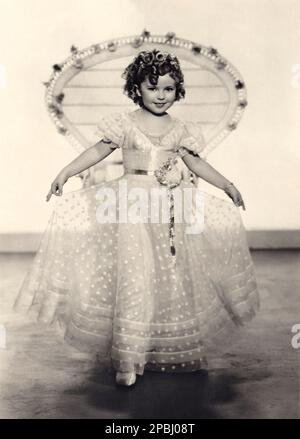 1936 ca : l'attrice bambino SHIRLEY TEMPLE ( Santa Monica , CA 1928 ), Pubblicity still - FILM - CINEMA - ritratto - ritratto - boccoli - riccioli - riccioli - bambino prodigio - celebrità attori attrice attore - sorriso - sorriso - velo - velo - tulle - poi - plka-dots --- Archivio GBB Foto Stock