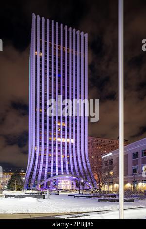 Foto di prima mattina dell'edificio Metropolitan, Rochester NY, subito prima dell'alba. Iconico edificio del centro, parte dello skyline della città. Foto Stock