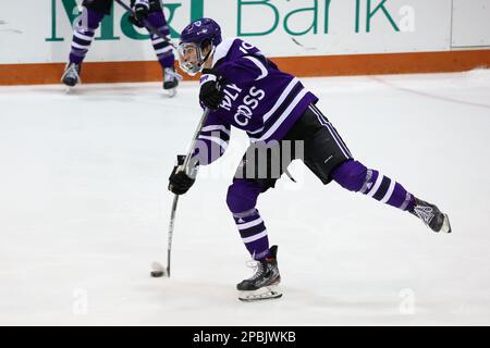 11 marzo 2023: I crociati della Santa Croce in avanti Liam McLinskey (10) prende un colpo in warm up prima di una partita contro le Tigri RIT. Il Rochester Institute of Technology Tigers ha ospitato i Holy Cross University Crusaders nel secondo gioco semifinale dell'Atlantic Hockey Tournament al gene Polisseni Center di Rochester, New York. (Jonathan Tenca/CSM) Foto Stock