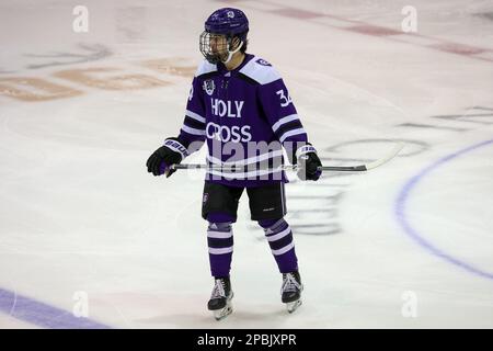 11 marzo 2023: I crociati della Santa Croce avanzano Joe Solmine (34) pattina in scaldamenti prima di una partita contro le Tigri RIT. Il Rochester Institute of Technology Tigers ha ospitato i Holy Cross University Crusaders nel secondo gioco semifinale dell'Atlantic Hockey Tournament al gene Polisseni Center di Rochester, New York. (Jonathan Tenca/CSM) Foto Stock