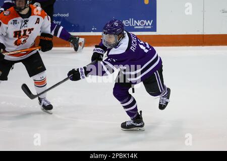 11 marzo 2023: I crociati della Santa Croce in avanti Jack Ricketts (16) prende un colpo nel secondo periodo contro le Tigri RIT. Il Rochester Institute of Technology Tigers ha ospitato i Holy Cross University Crusaders nel secondo gioco semifinale dell'Atlantic Hockey Tournament al gene Polisseni Center di Rochester, New York. (Jonathan Tenca/CSM) Foto Stock