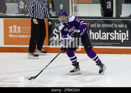 11 marzo 2023: Il difensore dei crociati della Santa Croce Mack Olivhant (27) fa un passo nel secondo periodo contro le Tigri RIT. Il Rochester Institute of Technology Tigers ha ospitato i Holy Cross University Crusaders nel secondo gioco semifinale dell'Atlantic Hockey Tournament al gene Polisseni Center di Rochester, New York. (Jonathan Tenca/CSM) Foto Stock