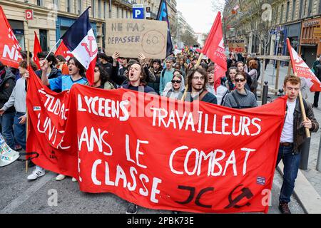 Marsiglia, Francia. 11th Mar, 2023. Durante una protesta, gli studenti tengono bandiere e bandiere. I sindacati francesi hanno chiesto un settimo giorno di azione contro la riforma pensionistica del governo francese che aumenterebbe l'età pensionabile da 62 a 64 anni. La polizia stima, per questo 7th° giorno, il numero di manifestanti che marciano per le strade di Marsiglia a 7.000 mentre i sindacati lo stimano a 80.000. Il Ministero degli interni riferisce 368.000 dimostranti nelle strade della Francia, mentre i sindacati rivendicano più di 1 milioni di credito: SOPA Images Limited/Alamy Live News Foto Stock