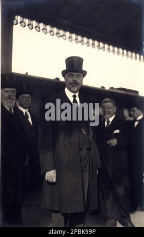 1921 , 17 settembre, Firenze , ITALIA : il politico italiano IVANOE BONOMI ( 1873 - 1951 ), politico e statista prima e dopo la seconda guerra mondiale . 600th° anniversario di Dante Alighieri il Presidente del Consiglio dei Ministri Ivanoe Bonomi alla stazione ferroviaria il Re italiano Vittorio Emanuele III di Savoia . Foto di A. Cattani e figli , Firenze - SEICENTENARIO DANTESCO - Socialista democratico Italiano - POLITICO - POLITICA - POLITICA - foto storiche - foto storica - ritratto - ritratto - barba - barba - barba - cappello - cappello a cilindro - stazione ferroviaria - lente - occhiali - cravatta - Foto Stock