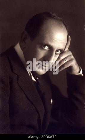 1920 ca , ITALIA : l'attore , il drammaturgo e regista italiano ALBERTO CAPOZZI ( 1886 - 1945 ). - Ritratto - ritratto - colletto - colletto - FILM MUTO - CINEMA MUTO ENGLISH - ATTORE - REGISTRAZIONE - baffi - baffi - pensatore - pensatore - anello - anello ---- Archivio GBB Foto Stock