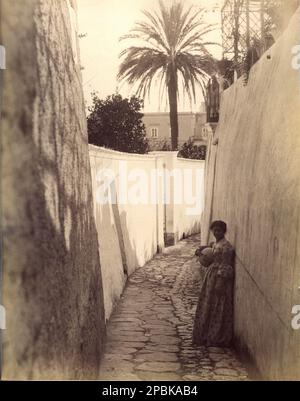 1890 ca , Isola DI CAPRI, Napoli , ITALIA : Giovane popolare vicino ALL'HOTEL PAGANO LA PALMA , sfondo l'Hotel Quisisana . Foto di L. GUIDA , Napoli - Napoli - Napoli - ITALIA - - GEOGRAFIA - GEOGRAFIA - FOTO STORICHE - STORIA - STORIA - STORIA - ISOLA - isola - TURISMO - TURISMO - turisti - turismo - VACANZE - viaggio - vacanze - 800 - '800 - OTTOCENTO - donna - donna - donna - ragazza - Ragazza piccola ---- Archivio GBB Foto Stock