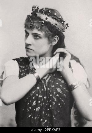 1880 ca , Parigi , Francia : il celebre soprano francese ROSE CARON ( 1857 - 1930 ) a SIGURD di REYER . Famoso per il repertorio del compositore tedesco Richard Wagner , Christopher Gluck , Reynaldo Hahn e altri . - CANTANTE LIRICA - OPERA - MUSICA CLASSICA - classica - Teatro - Teatro - ritratto - corona - corona - diadema - bracciale - braccialetto - bracciale - bijoux - gioielli - TEATRO - TEATRO - TEATRO - OPERA - cantante lirica - classica - classica - classica - classica - classica - classica - DIVA - DIVINA ---- ARCHIVIO GBB Foto Stock