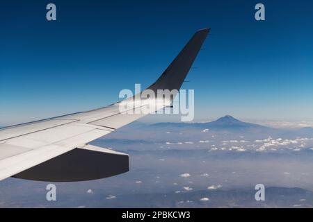 Il vulcano Pico de Orizaba o Citlaltepetl, la vetta più alta del Messico, visto dall'aereo con ala. Foto Stock